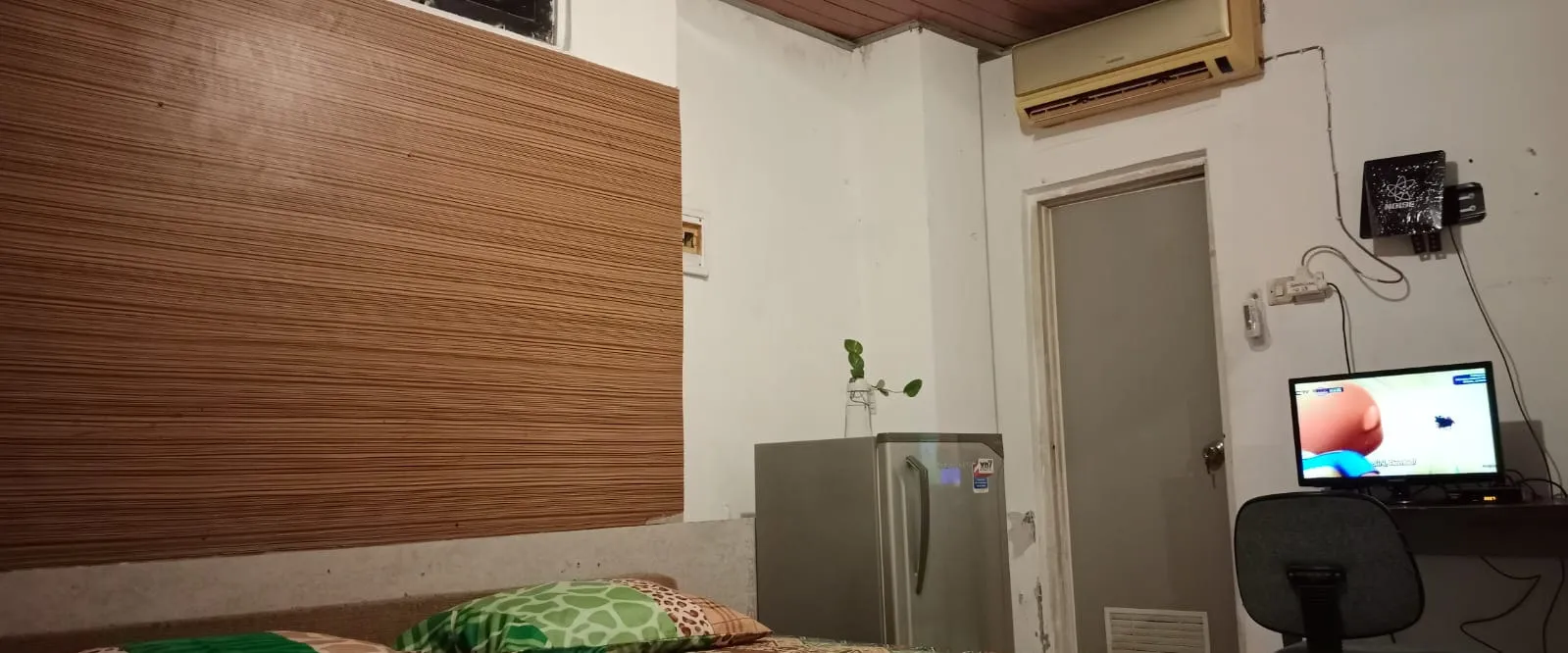 Kamar dengan AC, TV, dan kulkas pribadi di Sampurna Homestay, Tenggilis Mejoyo, Surabaya