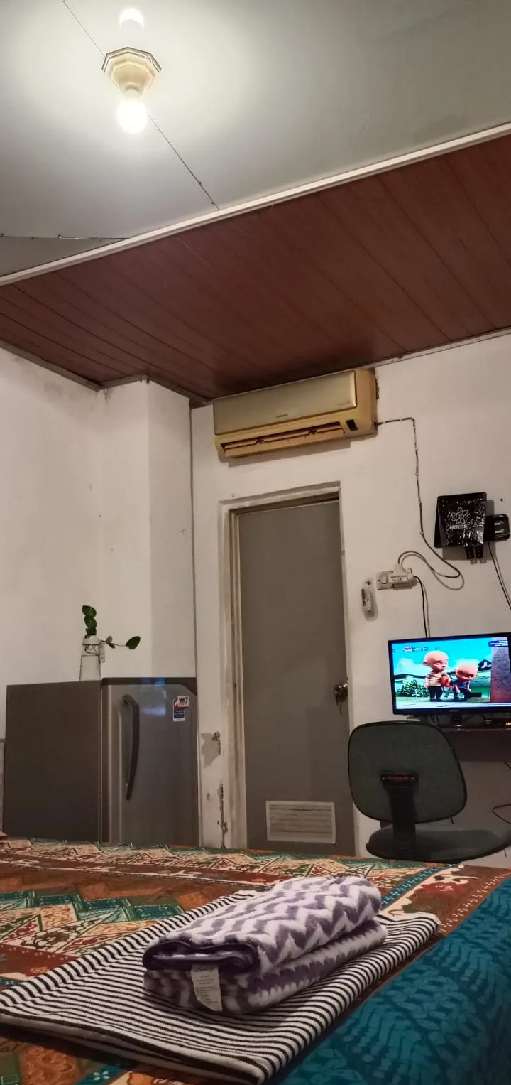 Pandangan kamar ke arah AC dan pintu kamar mandi dalam