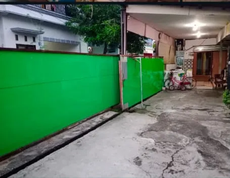 Halaman parkir berpagar untuk mobil dan motor tamu