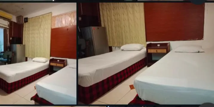 Kamar twin dengan meja samping tempat tidur